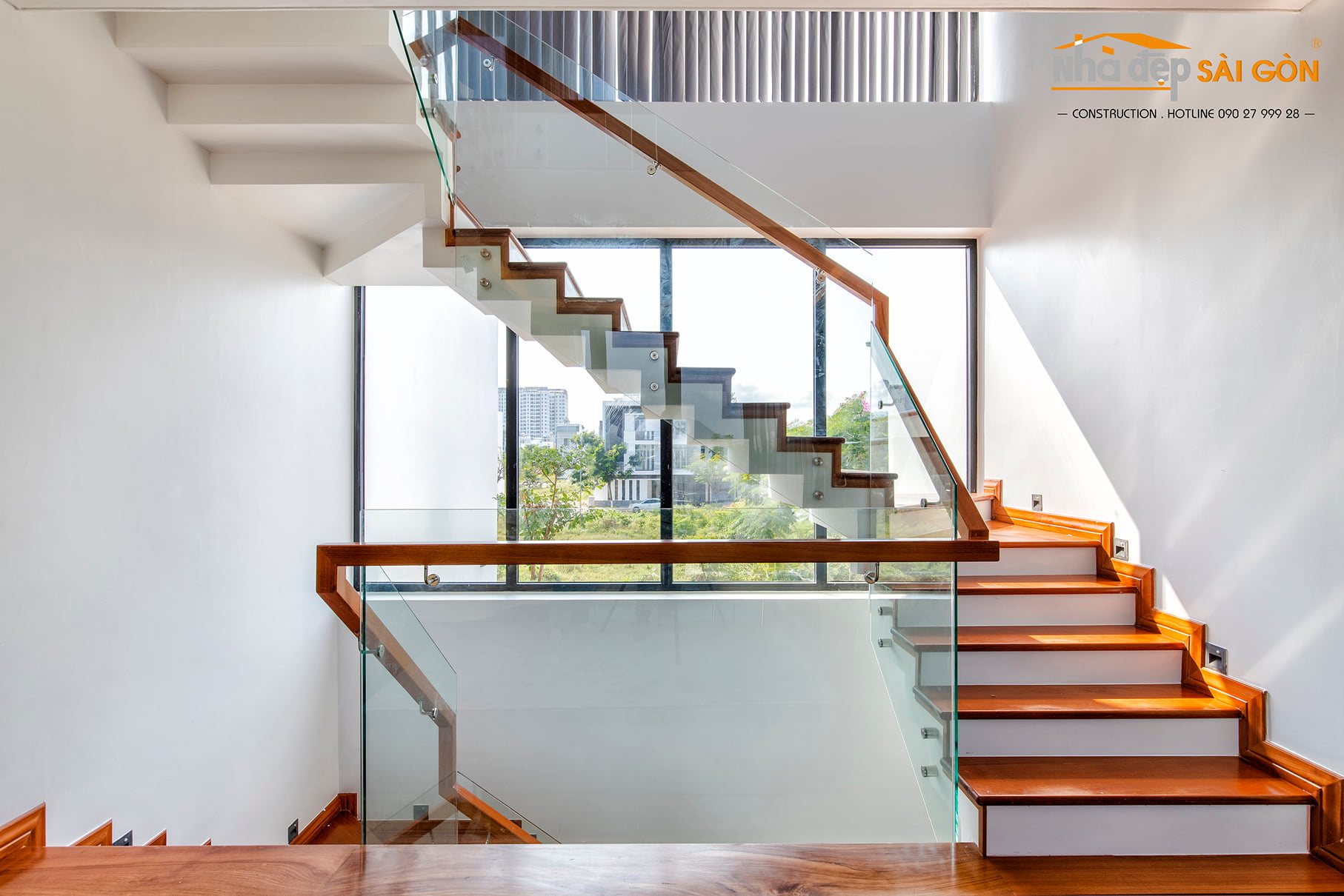 Thiết kế cầu thang đẹp 2024 luôn là điểm nhấn của không gian ngôi nhà. Với những đường nét mềm mại, tinh tế và hiện đại, thiết kế cầu thang sẽ làm cho không gian ngôi nhà của bạn trở nên ấn tượng hơn bao giờ hết. Hãy cùng khám phá những hình ảnh đầy nghệ thuật và độc đáo của thiết kế cầu thang đẹp này.