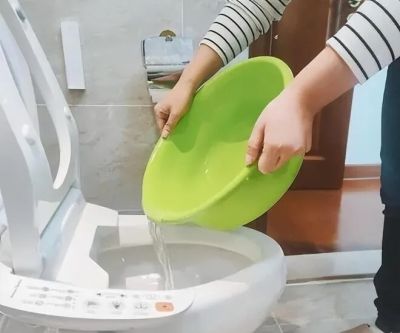 Đổ nước vào bồn cầu để xả: Tiết kiệm hay rước họa? - Nhà Đẹp Sài Gòn